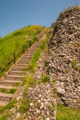 Defensive wall climbing the motte
