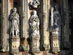 Gatehouse statues (c) David Wright