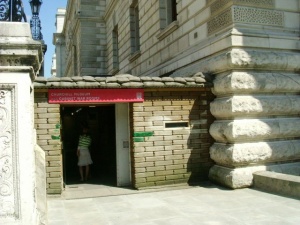 Churchill War Rooms entrance (c) Phillip Perry