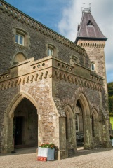 The 'porte-cochere' main entrance