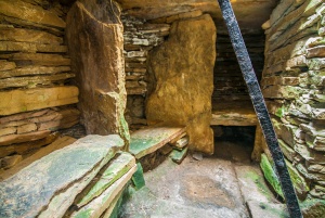 The lower chamber with its stone shelves