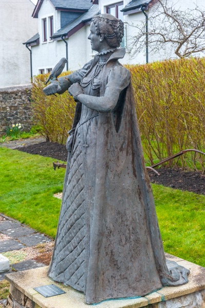 Mary, Queen of Scots statue at Annet House