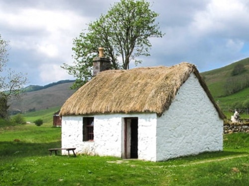 Thatched cottage in Auchindrain (c) David Hawgood
