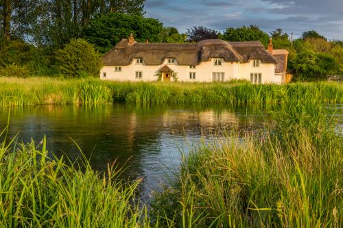Thatched cottage on the River Test at Chilbolton