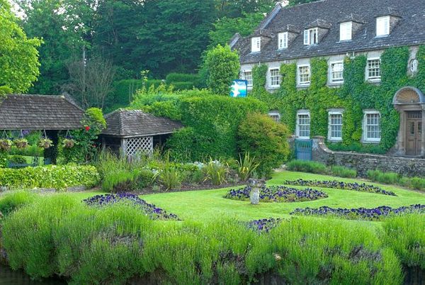 Bibury Photos Swan Hotel Gardens The Swan Hotel Has A Lovely Garden On Banks Of River Coln
