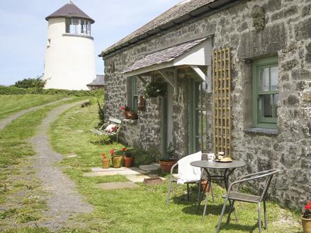 Three Gates, Llangoed