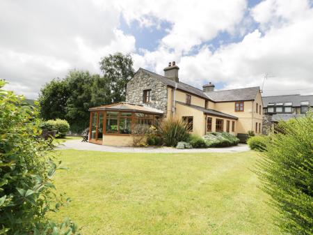 Ddol Helyg Farmhouse, Llanrug, Gwynedd