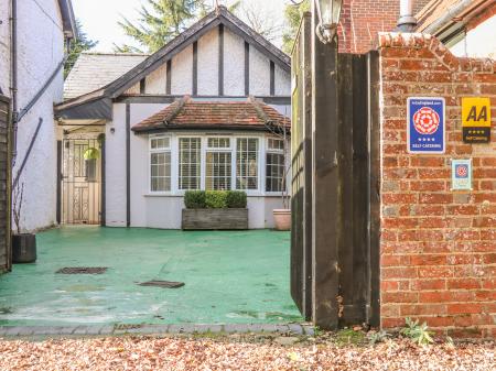 Woodend Annexe, Fontwell