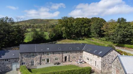 Castell Courtyard, Llanrhaeadr-ym-Mochnant, Powys