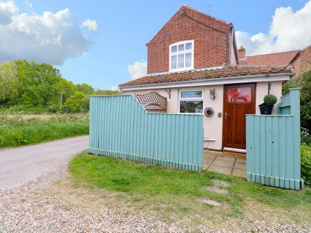 2 Lock Cottages, East Ruston