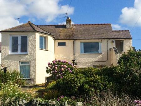 Ty'r Enfys Bach (Little Rainbow House) - Upper, Trearddur Bay, Gwynedd