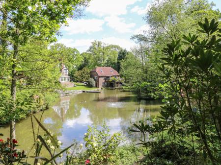 Miswells Cottages - Lake View, Turners Hill