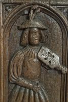 Fiddle player carving