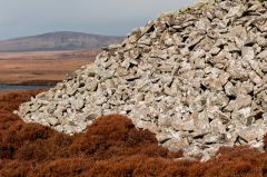 Barpa Langass Chambered Cairn, The side of the cairn