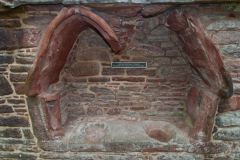 Double piscina in the presbytery