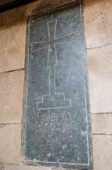 15th century carved cross to John Hedmunt