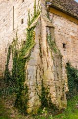 Corner butresses bracing the barn structure