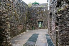 Ruined chamber over the gate