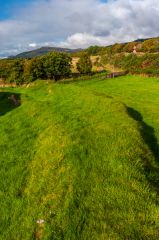 Earthwork bank enclosing the broch