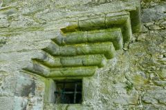 Carnasserie Castle, Barred window and corbel by the entrance