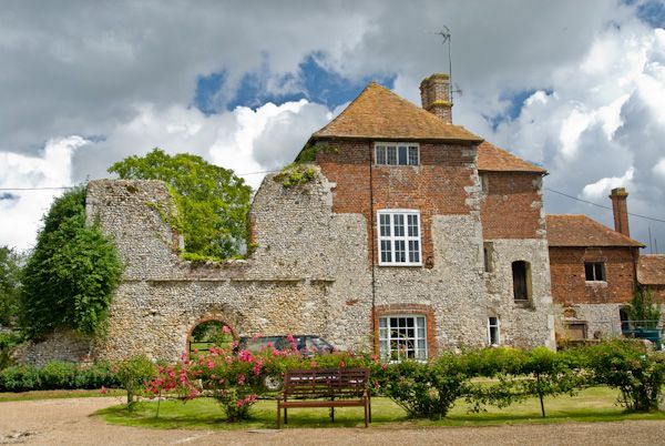 Charing, Kent - History, Travel, and accommodation information