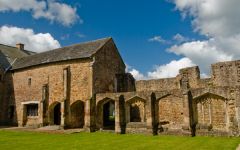Cleeve Abbey, The abbey cloister courtyard