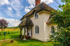 Thatched cottage leading to the Cobham Mausoleum