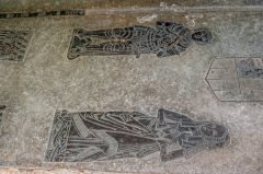 16th century brass to a knight and his family