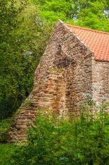 Buttress supporting the end wall