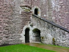 Doune Castle, Inside the inner courtyard