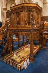 Another view of Robert Bruce's grave