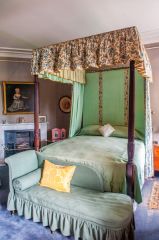 A four-poster state bed