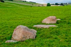 Alternating shapes and sizes of stones