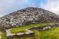 The long cairn and drystone walls
