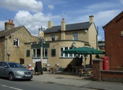 The Engineers pub on High Street (c) JThomas