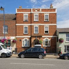 A Georgian building on High Street (c) Dave Hitchborne