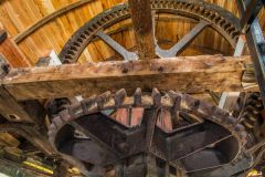 The upper gearing mechanism