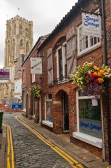 Howden, Cobbled alley leading to Howden Minster