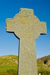 Interlace pattern on the reverse of the cross head