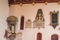 18th and 19th century wall monuments