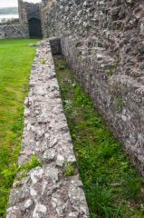 Channel inside the curtain wall