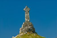 Oronsay Priory, Carved cross