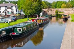 Narrowboats waiting to cross the aqueduct