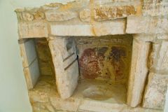 Piscina with wall painting