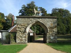Scrivelsby Court gateway (c) JThomas