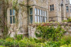 Shipton Hall, Garden wall beside the house