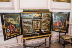 Oriental lacquered cabinet in the Long Gallery