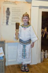 Dressing up in Egyptian style in the museum