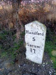 Late 17th century milepost outside Tarrant Hinton (c) Maigheach-gheal