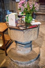 The simple 14th century font